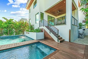 Pool - Luxurious 6 Bedroom House with Rooftop Deck, Pool & Spa, Steps to Lido Beach (Sarasota)