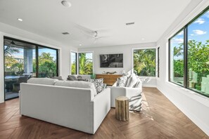 TV - Luxurious 6 Bedroom House with Rooftop Deck, Pool & Spa, Steps to Lido Beach (Sarasota)