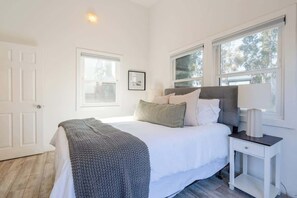 4 bedrooms, iron/ironing board, travel cot, WiFi - Chic Side-by-Side Units: Perfect for Groups! (San Diego)