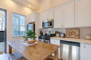 Fridge, microwave, oven, stovetop - Chic Side-by-Side Units: Perfect for Groups! (San Diego)