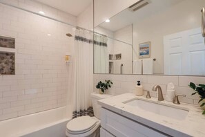 Shower, hair dryer, towels, shampoo - New City Chic Retreat | Mins to Beach & Downtown! (San Diego)