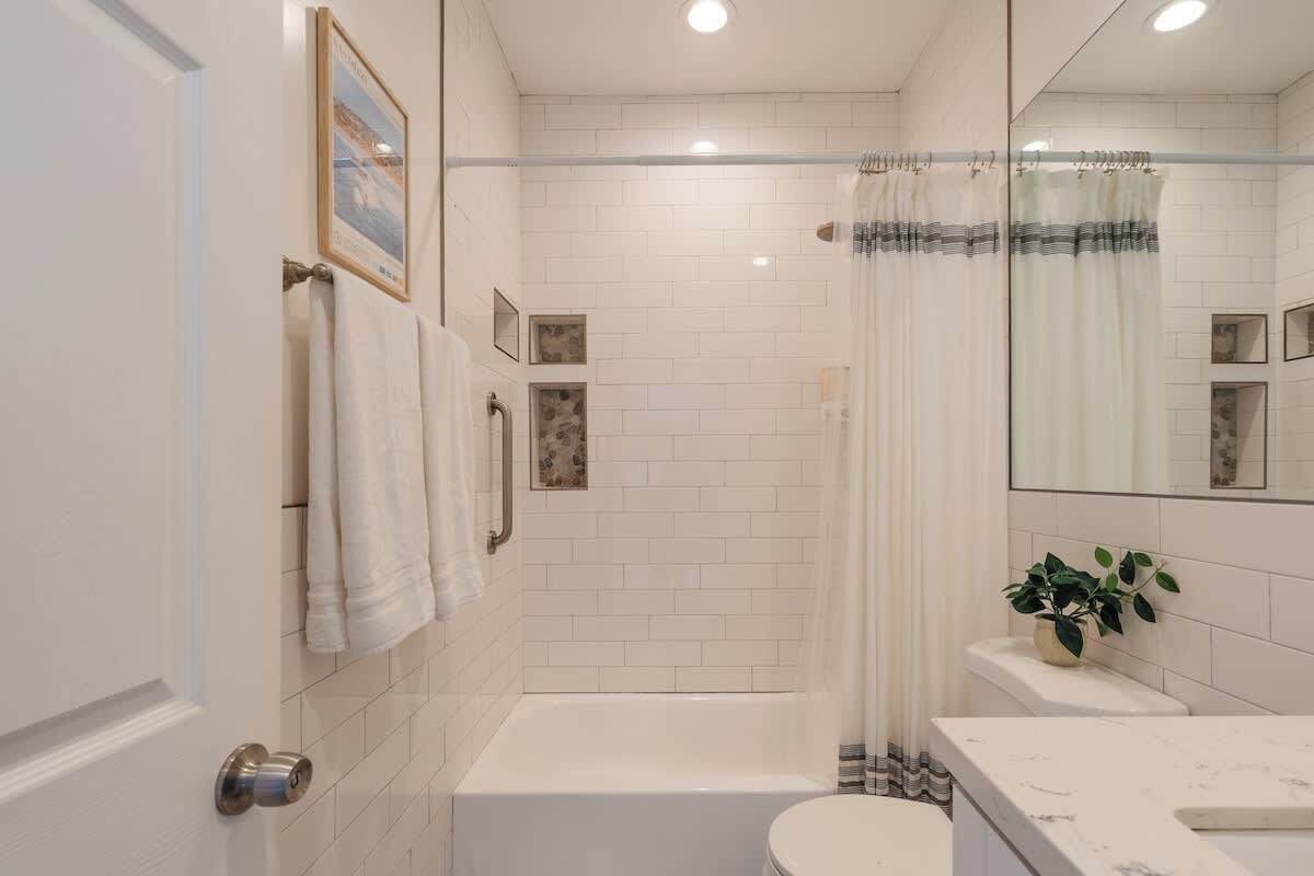 Shower, hair dryer, towels, shampoo