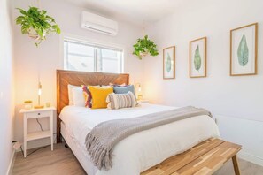 1 bedroom, iron/ironing board, travel cot, WiFi - Central, Stylish & Sunny 1BR | Mins to Everywhere! (San Diego)