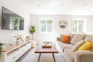 TV, offices - Central, Stylish & Sunny 1BR | Mins to Everywhere! (San Diego)