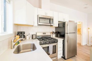Frigorífico, microondas, horno y placa de cocina