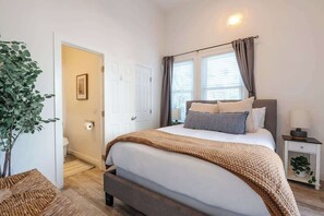 2 habitaciones, tabla de planchar con plancha, cuna de viaje y wifi 
