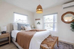 11 bedrooms, iron/ironing board, travel cot, WiFi - San Diego Escape | 7 Private Units | Sleep 30+ (San Diego)
