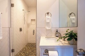 Shower, hair dryer, towels, shampoo - Spacious 4BR Getaway | 2 Homes in 1 | Downtown (San Diego)