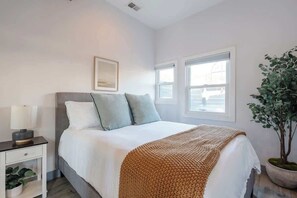 4 bedrooms, iron/ironing board, travel cot, WiFi - Spacious 4BR Getaway | 2 Homes in 1 | Downtown (San Diego)