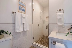 Shower, hair dryer, towels, shampoo - Spacious 4BR Getaway | 2 Homes in 1 | Downtown (San Diego)