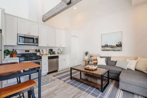 Interior - Central & Sunny Designer Living! Mins to Downtown (San Diego)