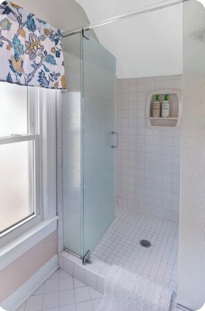 Shower, hair dryer, towels, soap - Derby City Delight- Close to all the Fun (Louisville)