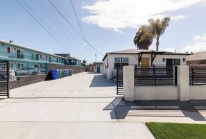 Property grounds - Coastal Home in Downtown Oceanside (Oceanside)