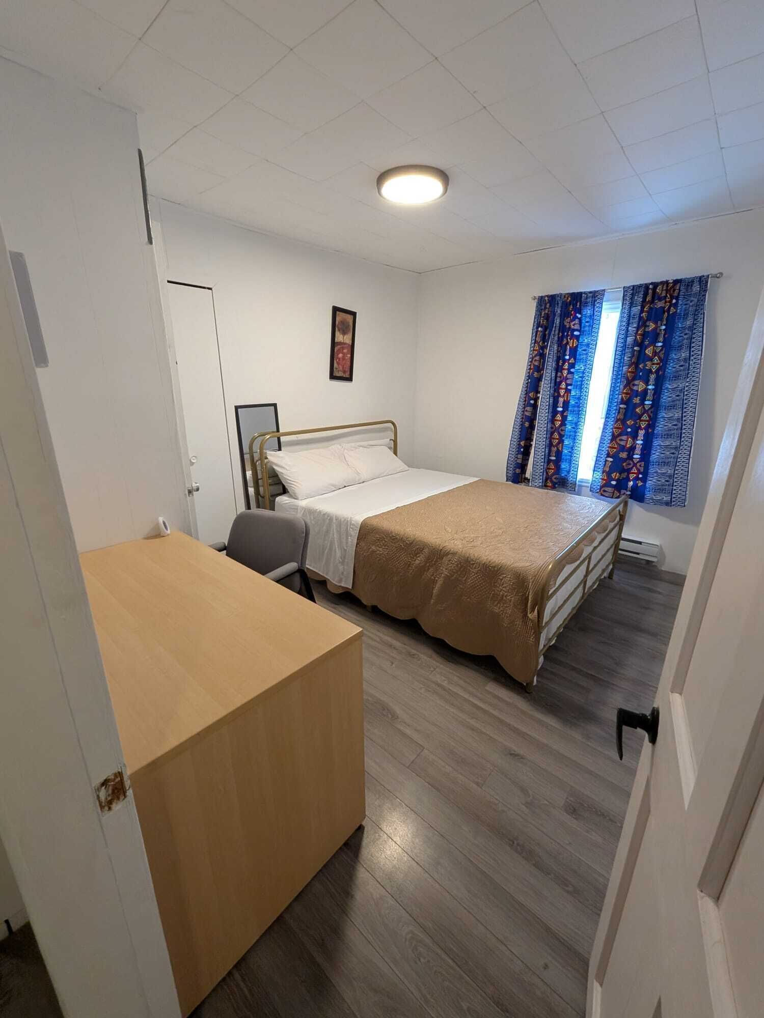 4 bedrooms, iron/ironing board, WiFi, bed sheets