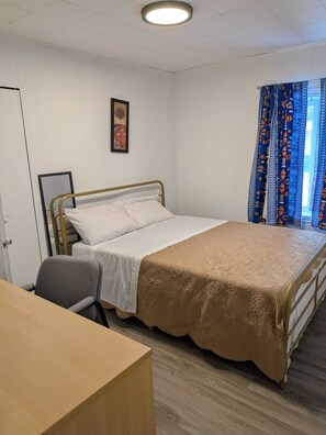 4 bedrooms, iron/ironing board, WiFi, bed sheets - 1-3780 4-bedroom apartment with queen-size bed each | all included (Trois-Rivières)