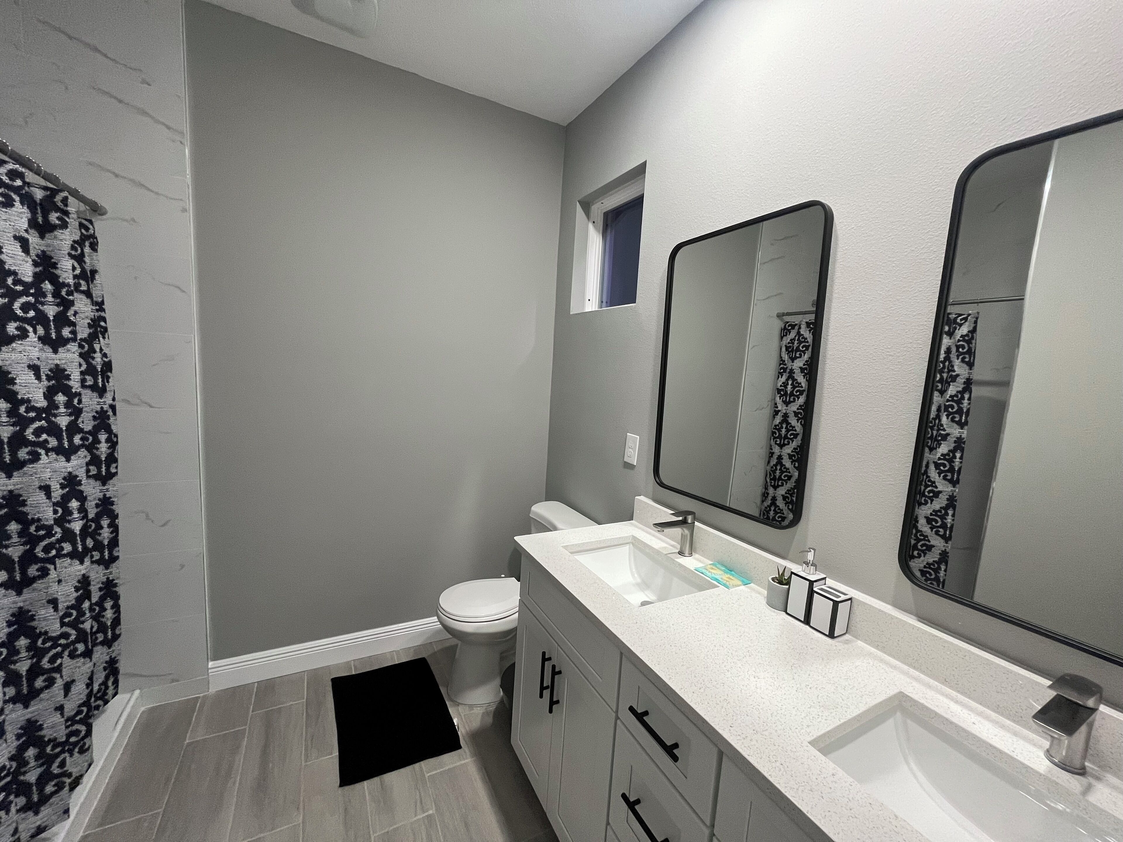 Haartrockner, Handtücher, Seife, Toilettenpapier