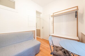 Estudio (Standard Studio) | Espacio para trabajar con un portátil y ropa de cama