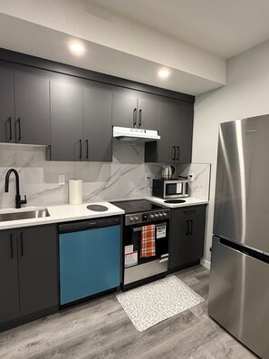 Private kitchen - Cozy Eden Suite - Private Entrance & Full Kitchen (Edmonton)