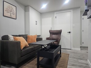 Smart TV - Cozy Eden Suite - Private Entrance & Full Kitchen (Edmonton)