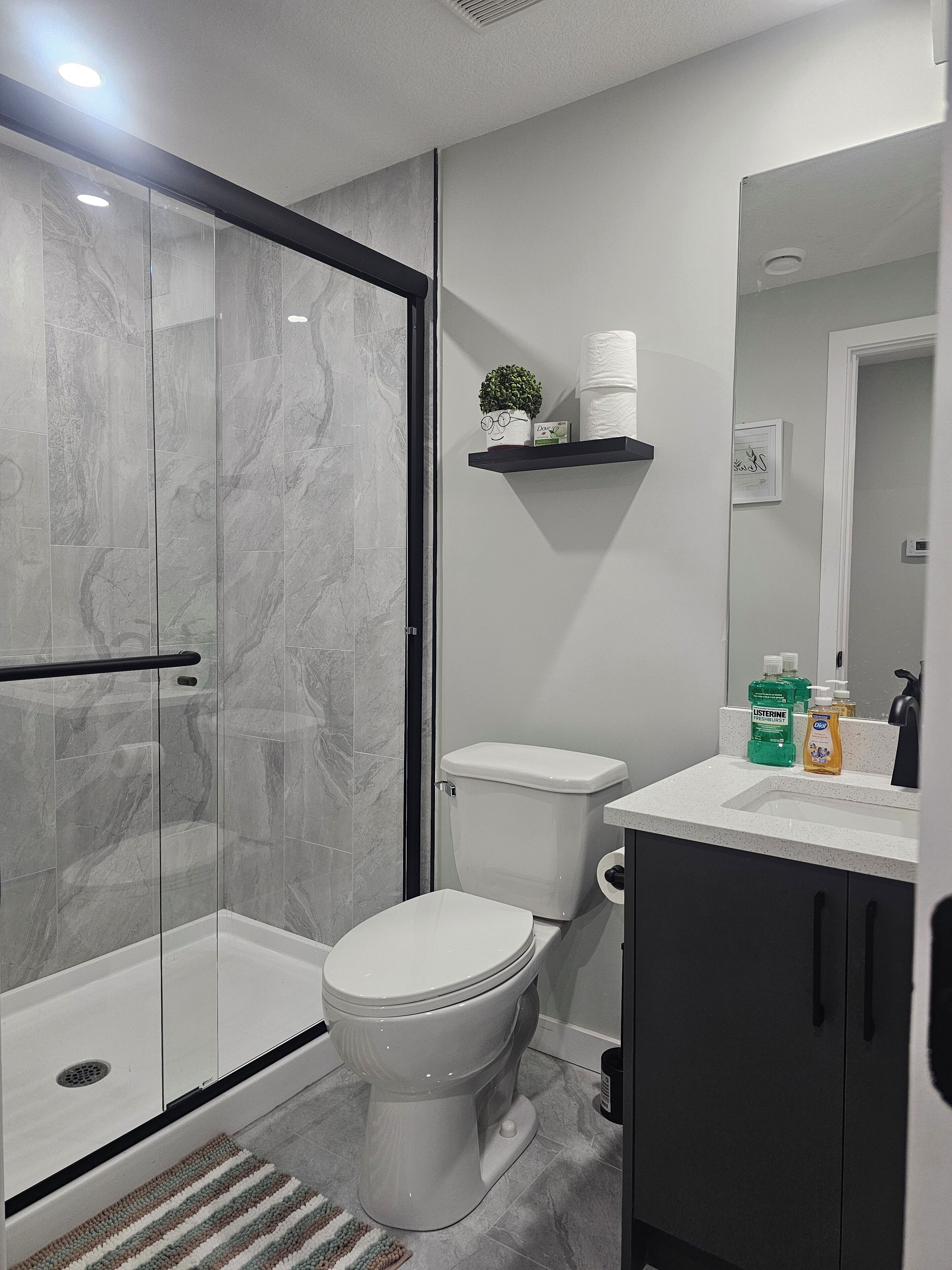 Dusche, Haartrockner, Handtücher, Toilettenpapier