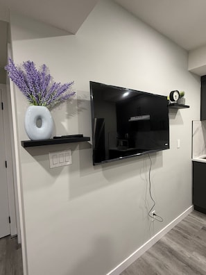 Interior - Cozy Eden Suite - Private Entrance & Full Kitchen (Edmonton)
