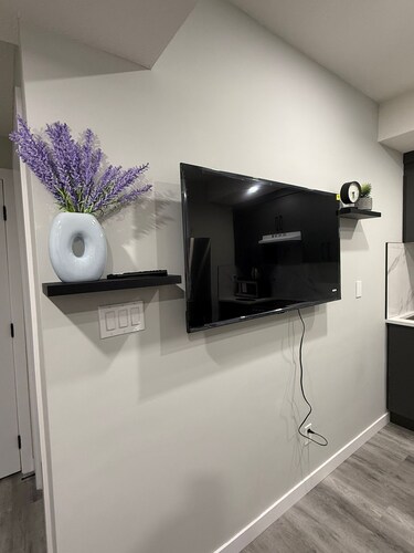 Cozy Eden Suite - Private Entrance & Full Kitchen