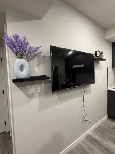 Cozy Eden Suite - Private Entrance & Full Kitchen