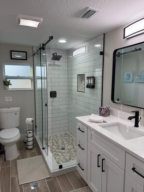 Shower, hair dryer, towels, soap - Charming 1-bedroom cottage in Port St Lucie (Port St. Lucie)