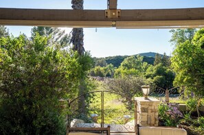 Property grounds - Calabasas Zen Retreat with Mountain Views - Private, Serene! (Calabasas)