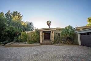 Exterior - Calabasas Zen Retreat with Mountain Views - Private, Serene! (Calabasas)