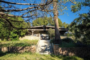 Property grounds - Calabasas Zen Retreat with Mountain Views - Private, Serene! (Calabasas)