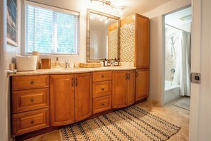 Shower, jetted bath, hair dryer, bidet - Calabasas Zen Retreat with Mountain Views - Private, Serene! (Calabasas)