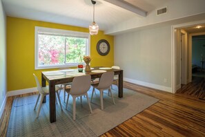 Dining - Calabasas Zen Retreat with Mountain Views - Private, Serene! (Calabasas)