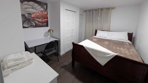 1 bedroom, iron/ironing board, WiFi, bed sheets - A-136 Apartment 3 and 1/2 (bedroom, living room, kitchen, shower, washer-dryer) (Trois-Rivières)