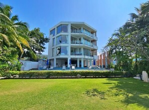 Exterior - Seafront 2-bedroom apartment in Bangtao beach Thalang Phuket (Thalang)