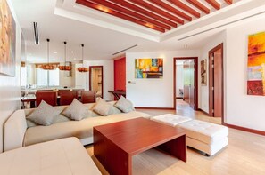 Smart TV - Seafront 2-bedroom apartment in Bangtao beach Thalang Phuket (Thalang)