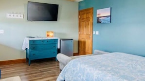 Unclassified image, 4 of 25, button - Bell Street Lodging-Suite (La Pointe)
