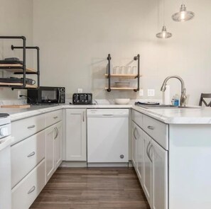 Mikrowelle, Ofen, Geschirrspüler, Wasserkocher mit Kaffee-/Teezubehör