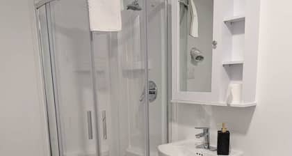 B-136 Apartment 3 & 1/2 (all-inclusive, including washer-dryer)