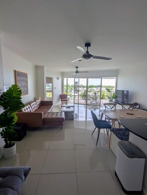 Interior - Relaxing 3 bdr with Marina view, 5 mins walk to Cullen Bay and Mindil beach (Larrakeyah)