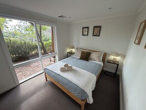 6 bedrooms, iron/ironing board, WiFi, bed sheets - A Rye Family Home near Beaches & Hot Springs for up to 15 people (Rye)