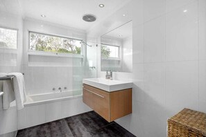 Shower, hair dryer, towels, soap - A Rye Family Home near Beaches & Hot Springs for up to 15 people (Rye)