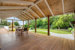 Outdoor dining - A Rye Family Home near Beaches & Hot Springs for up to 15 people (Rye)