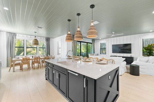 Luxury Lido Escape w/ Pool, Slide, Spa & Rooftop!