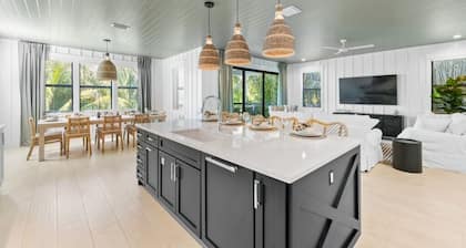 Luxury Lido Escape w/ Pool, Slide, Spa & Rooftop!