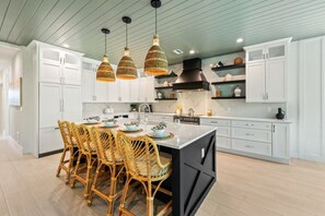 Fridge, microwave, oven, stovetop - Luxury Lido Escape w/ Pool, Slide, Spa & Rooftop! (Sarasota)