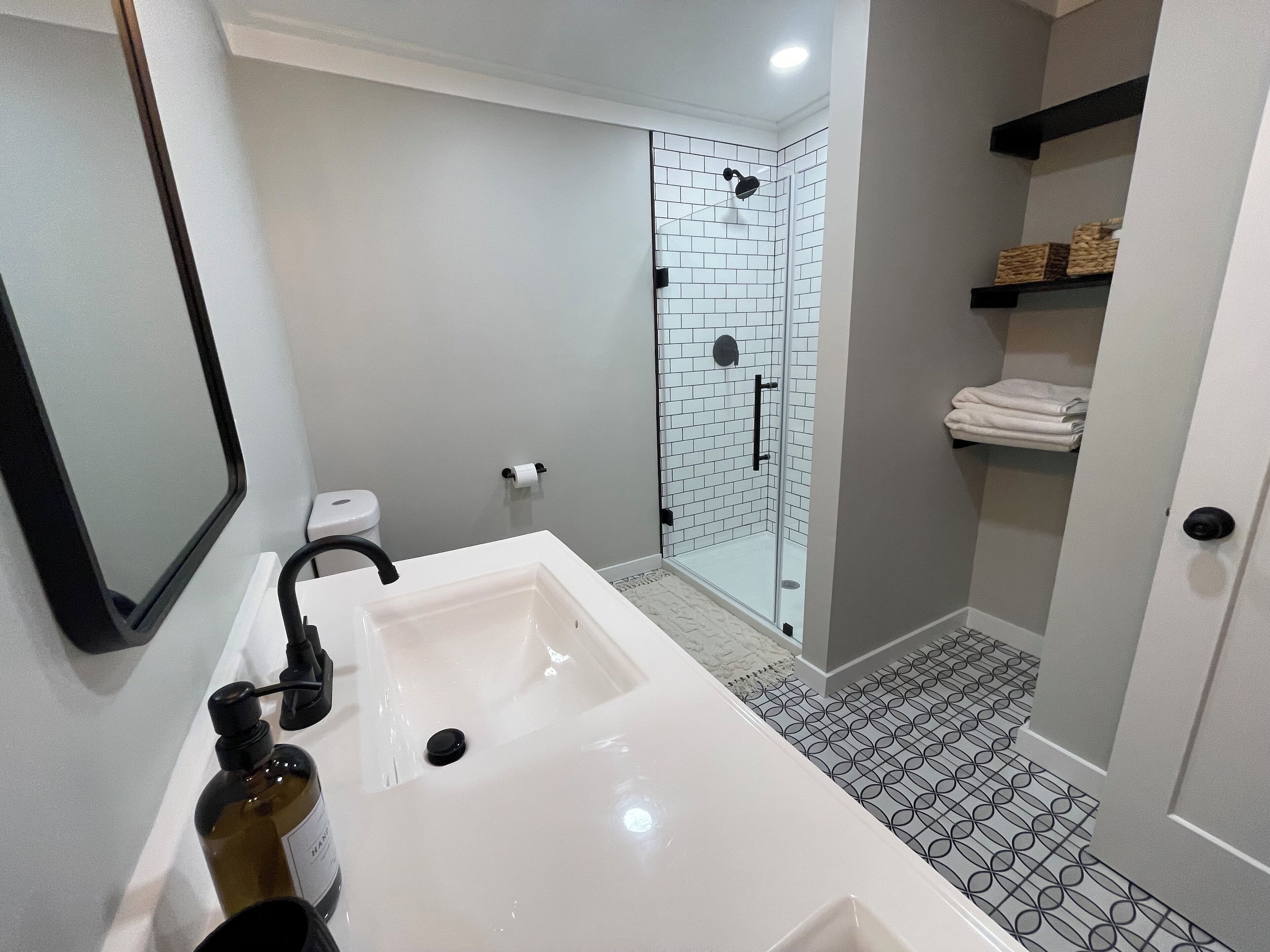 Dusche, Haartrockner, Handtücher, Toilettenpapier