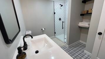 Dusche, Haartrockner, Handtücher, Toilettenpapier