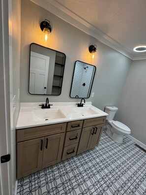 Haartrockner, Handtücher, Toilettenpapier