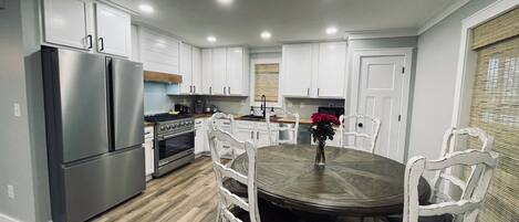 Réfrigérateur, four à micro-ondes, un four, surface de cuisson